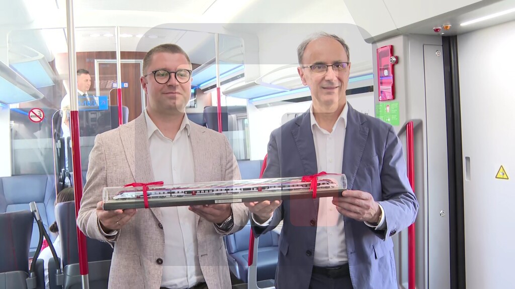 Pejičić uručio Macutu maketu voza "Soko"