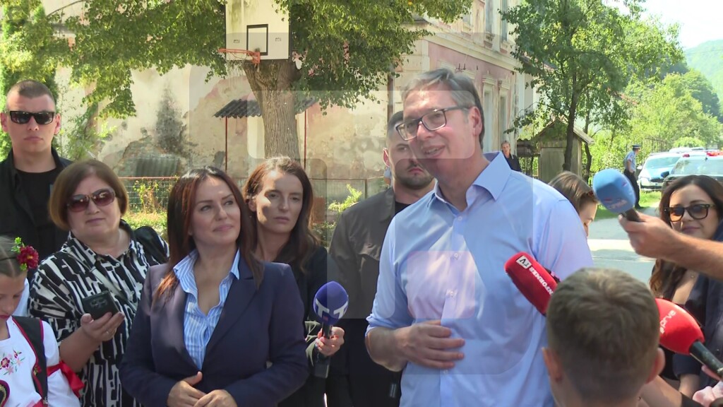 Vučić: Hodajući po Srbiji, ali i ovde najvažnija stvar im je asfalt i putevi