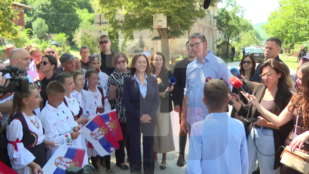 Vučić: U ovim krajevima u nekim mestima nema Srba jer su im kuće spaljene pa su bili primorani da se odsele