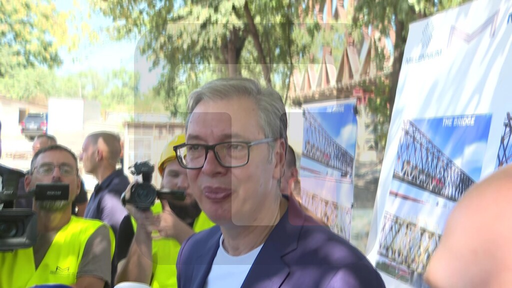 Vučić: Želim da se zahvalim našim vatrogascima, bitno da stambena naselja nisu ugrožena