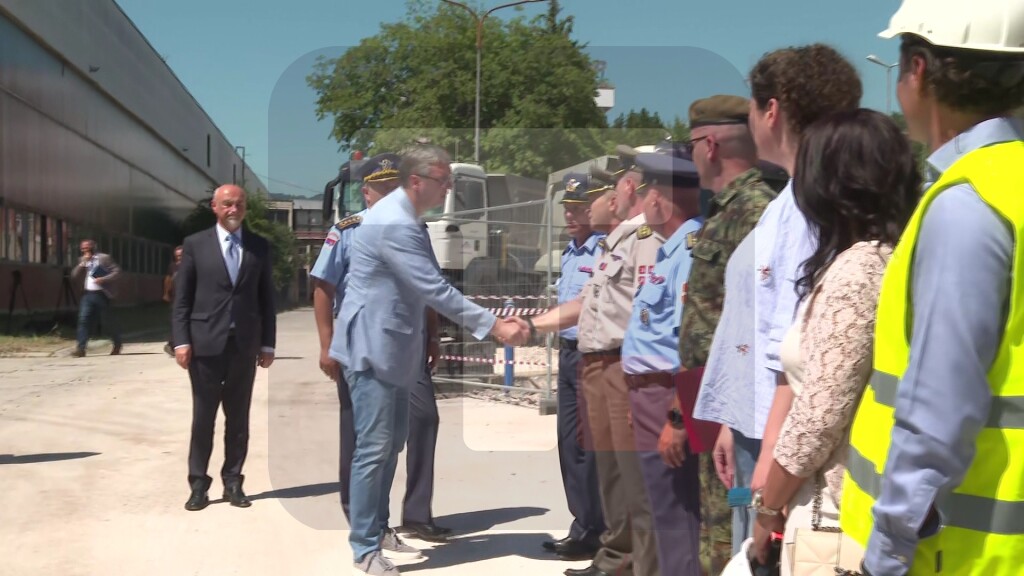 Predsednik Vučić obišao radove na izgradnji kasarne u Priboju