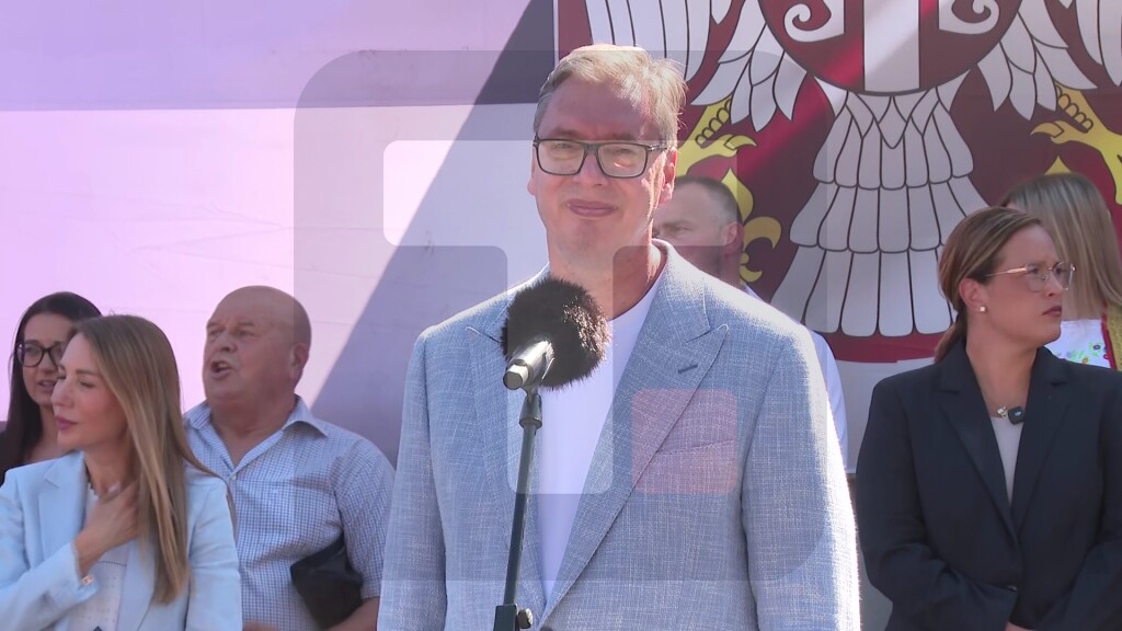 Vučić: Asfaltiraćemo 25 do 30 kilometara seoskih puteva