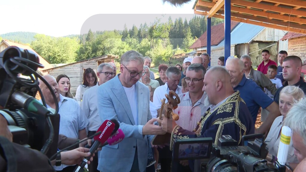Meštani sela Radijevići poklonili gusle predsedniku Vučiću