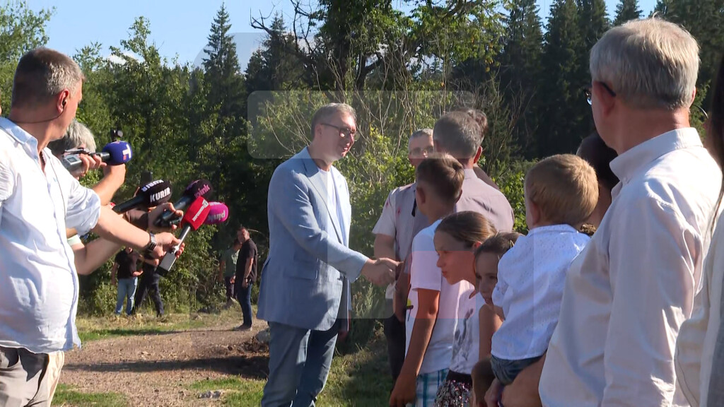 Vučić u obilasku porodice Purić sa osmoro dece u selu Radijevići