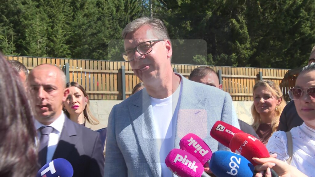 Vučić: Državni službenici moraju da budu na usluzi građanima