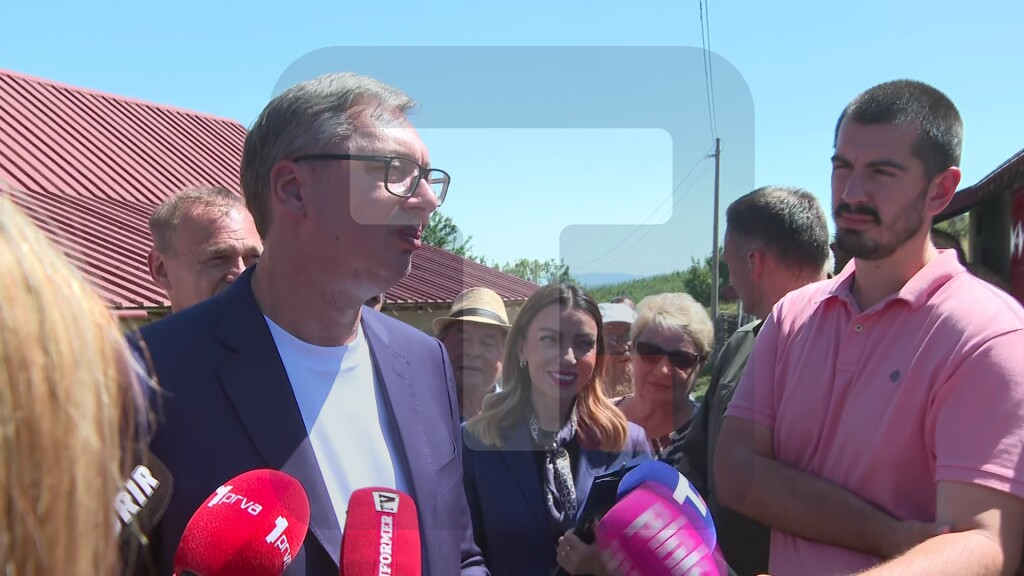 Vučić: Kanalizacija, voda i putevi su uvek veliki problem, uložićemo 500 hiljada evra za rekonstrukciju škole