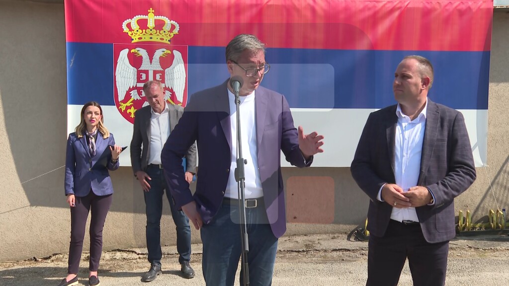 Vučić: Ne smemo da učimo decu i mlađe da ne valja da se radi, nije dobro ni ovo što se ja žalim da mi je vrućina