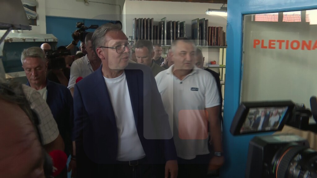 Vučić u razgovoru sa radnicima fabrike "Sportex"