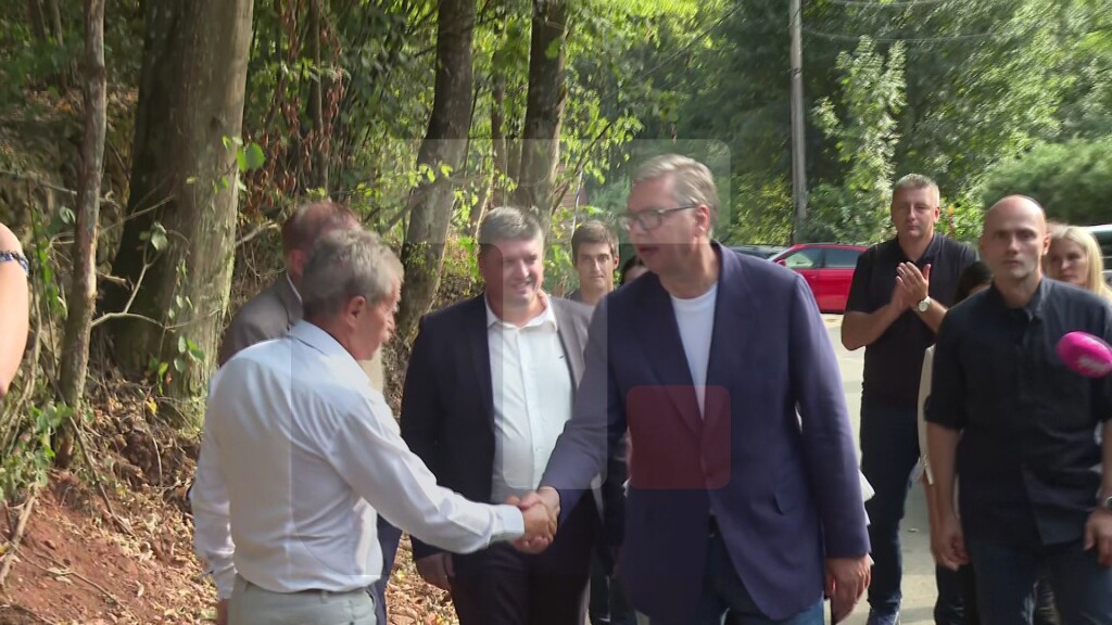 Vučić obilazi radove na rekonstrukciji puta na Grzi kod Paraćina