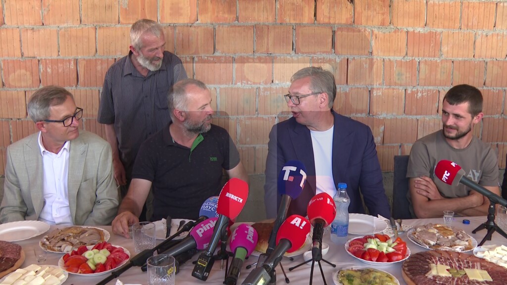 Vučić: Srećan sam kad vidim kuće pune radosti i vredne porodice