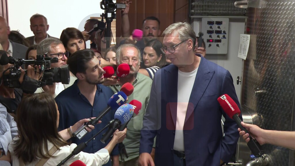Vučić sa porodicom o vinariji