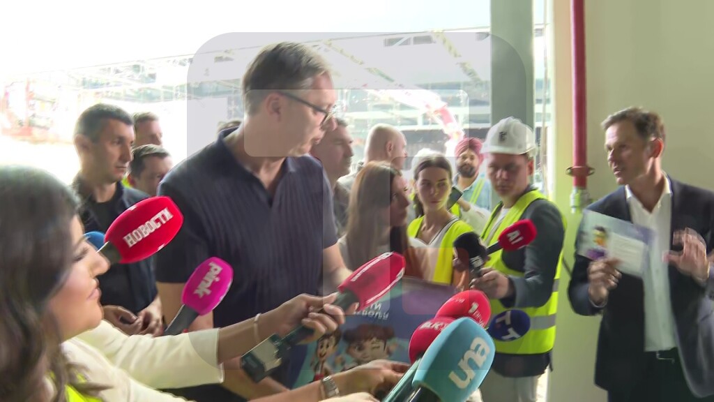 Vučić i Mali sve škole će dobiti po tri lopte kao i sveske, olovke, raspored časova