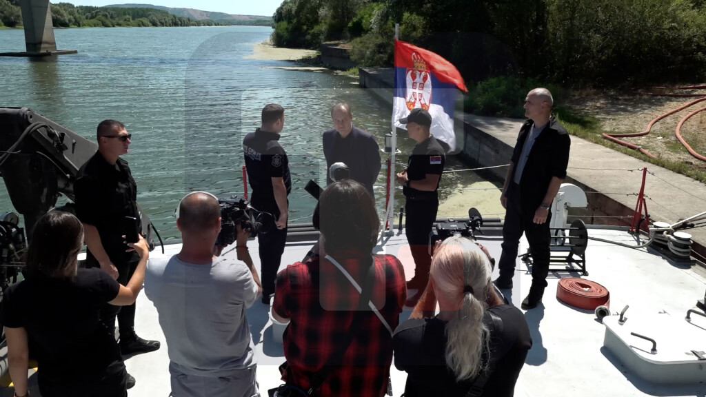 Dačić obišao vatrogasno-spasilački brod postavljen u kanalu Dunav-Tisa-Dunav