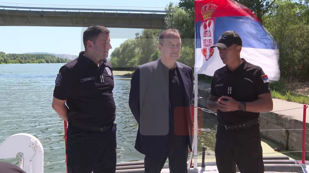 Dačić obilazi vatrogasno-spasilački brod postavljen u kanalu Dunav-Tisa-Dunav