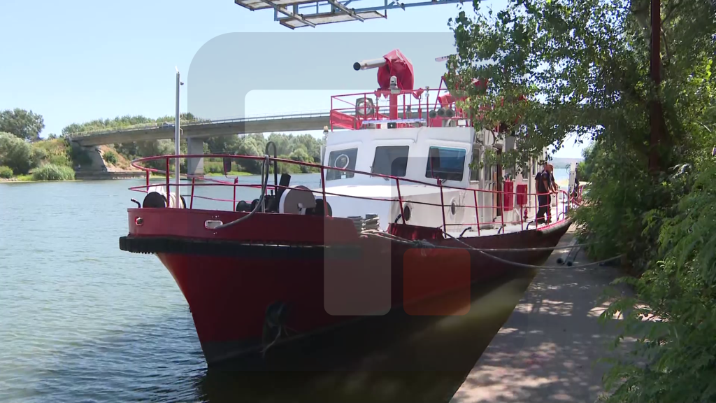 Vatrogasno-spasilački brod postavljen u kanalu Dunav-Tisa-Dunav