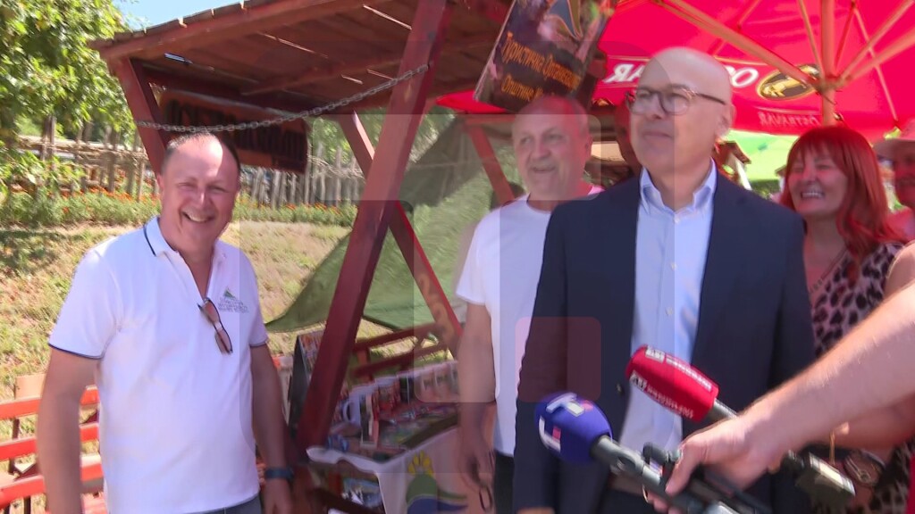 Vučević sa izlagačima na manifestaciji "Dani proje i sira"