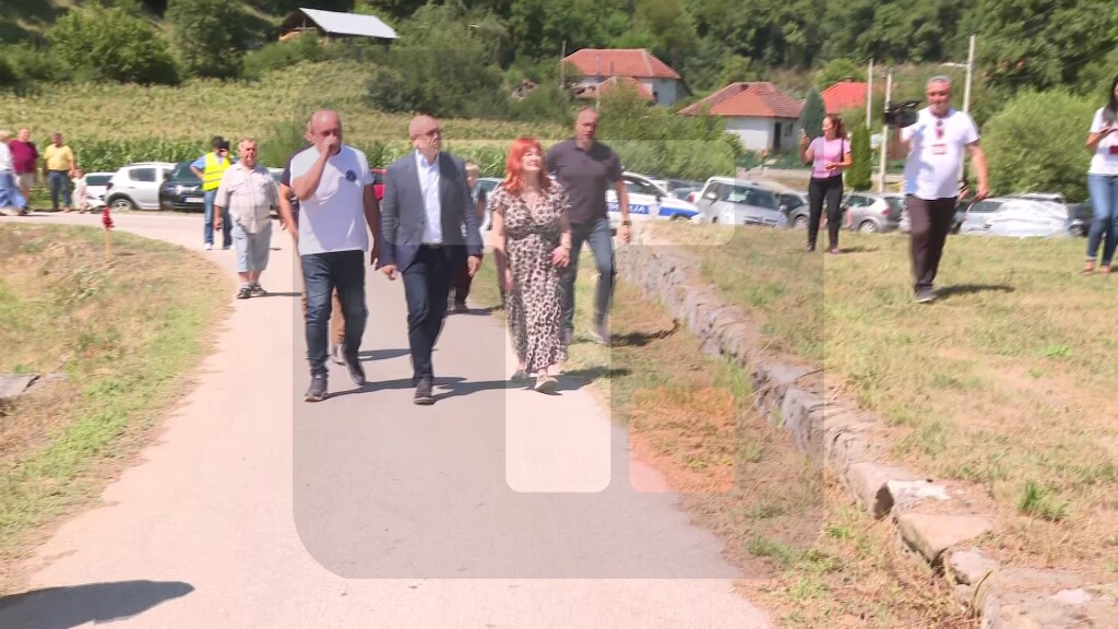 Vučević u selu Mađevica obilazi manifestaciju "Dani proje i sira"