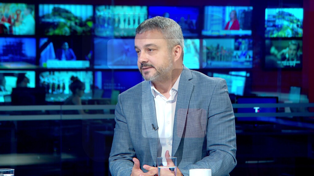 Vojinović: Kada je avion sleteo konstatovano je da nedostaje jedna od više od 20 lopatica kompresora, odnosno ventilatora