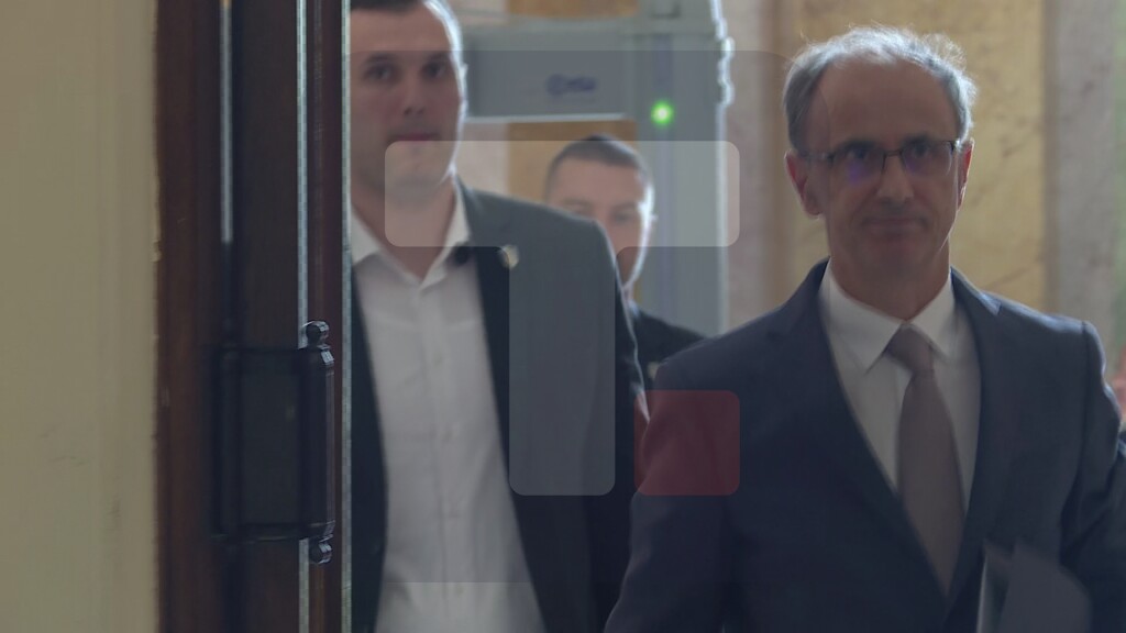 Dolazak poslanika i ministara na nastavak Desetog vanrednog zasedanja Narodne skupštine Republike Srbije