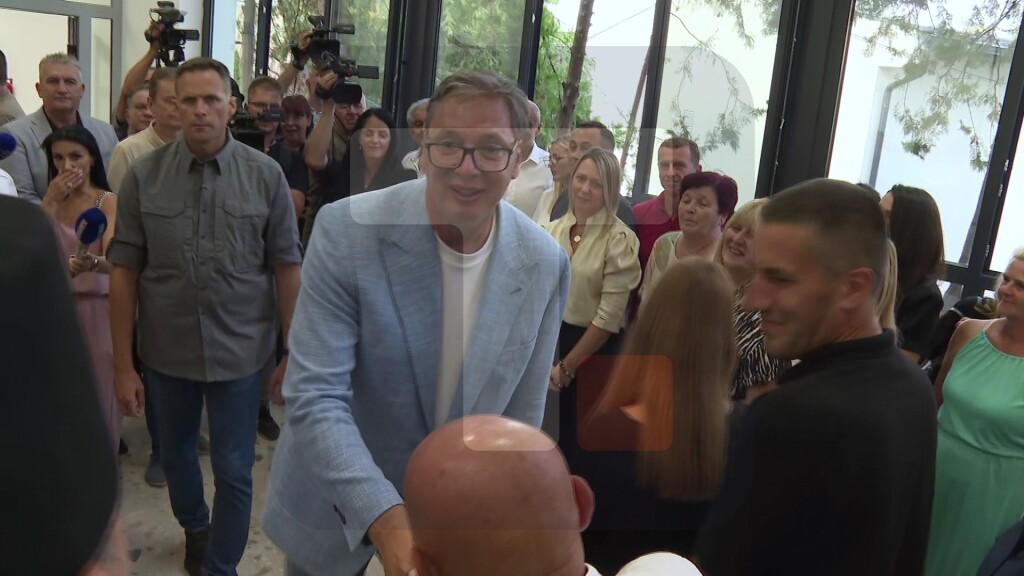 Vučić obilazi završne radove na rekonstrukciji OŠ "Anta Bogićević" u Loznici