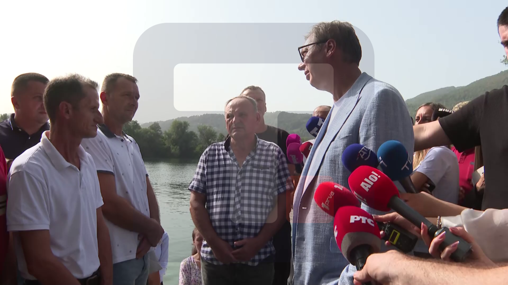 Vučić sa meštanima u selu Voljevci u opštini Mali Zvornik