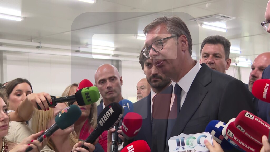 Vučić: Ne želimo da uzimamo posao ljudima, želimo da roboti rade poslove koji su opasni za ljude