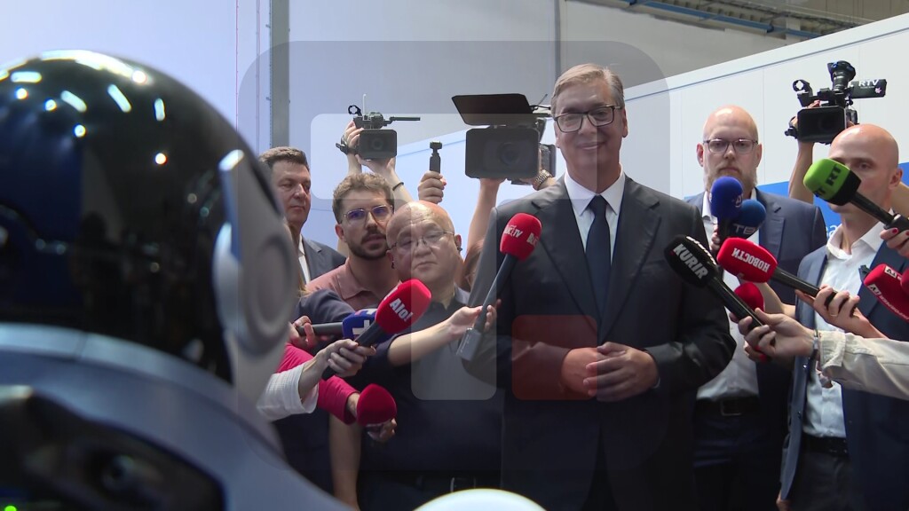 Vučić u fabrici humanoidnih robota „Minth“