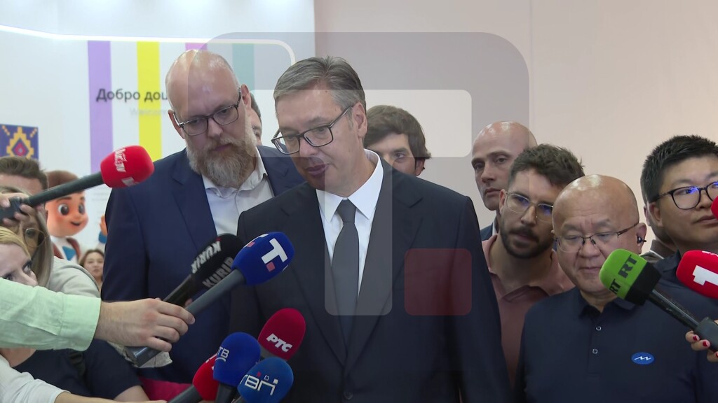 Vučić: Roboti pomažu i deci u učenju