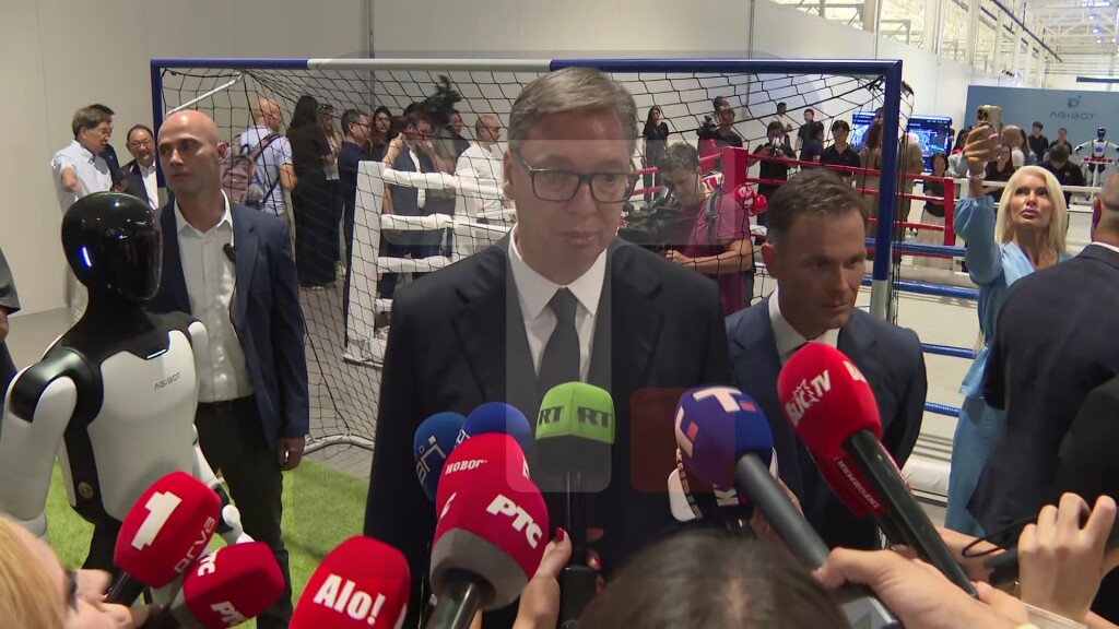 Vučić: Verujem da ćemo u bućnosti uspeti da napravimo još kompleksnije humanoidne robote
