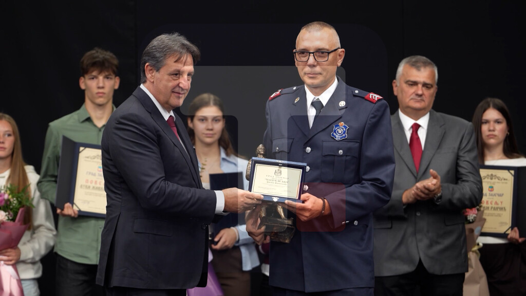 Gašić u Zaječaru povodom dana grada uručio vatrogascu nagradu Hajduk Veljko za podvig