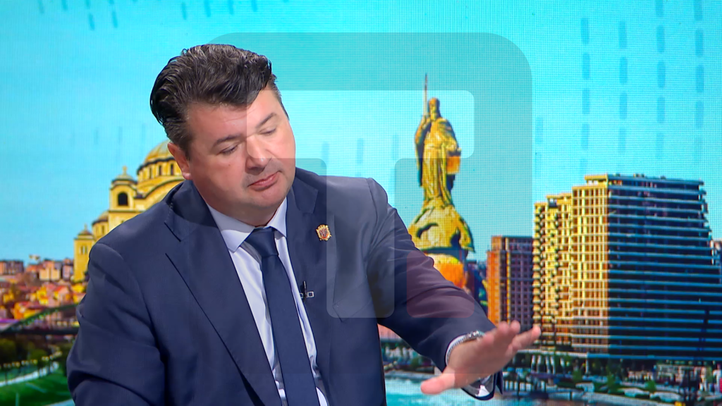 Petrov: Vučić podneo ostavku kako bi uklonio prigovore da koristi predsedničku funkciju za kampanju